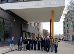 Die Teilnehmerinnen und Teilnehmer des Schülerpraktikums „Verfahrenstechnik und Technische Kybernetik“ erkundeten am 8. April 2025 den Campus der Otto-von-Guericke-Universität Magdeburg.