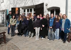 Die Teilnehmerinnen und Teilnehmer des Schülerpraktikums „Verfahrenstechnik und Technische Kybernetik“ und die Organisatoren Dr. Andreas Voigt und Gabriele Ebel besuchten am 8. April 2025 das Kulturzentrum Moritzhof in Magdeburg.