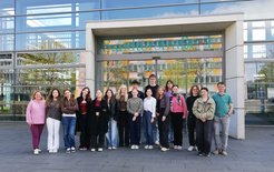 Abschlussfoto mit den Teilnehmerinnen und Teilnehmern des Schülerpraktikums „Verfahrenstechnik und Technische Kybernetik“ vor dem Gebäude des MPI Magdeburg am 10. April 2025.