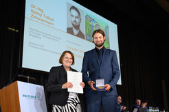Dr.-Ing. Ronny Tobias Zimmmermann erhielt am 25. Juni 2025 im MARITIM Hotel in Magdeburg die Otto-Hahn-Medaille aus den Händen von Prof. Dr. Claudia Felser, Wissenschaftliche Vizepräsidenten der Chemisch-Physikalisch-Technischen Sektion der Max-Planck-Gesellschaft.