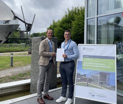 Jochen Schaub, Böhringer Ingelheim, presents the DECHEMA Industrial Bioprocess Award 2025 to Dr.-Ing. Sven Göbel on behalf of DECHEMA on May 27, 2025.